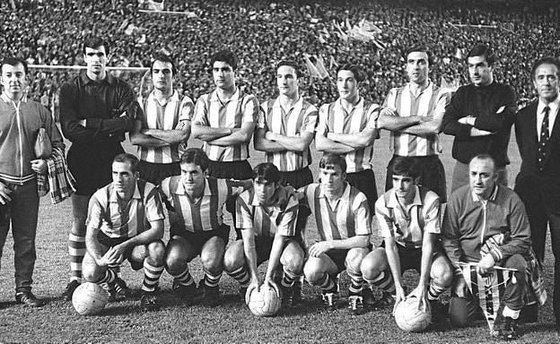 El Athletic posa antes de la final contra el Elche que acabó ganando por 1-0 con un gol de Antón Arieta.