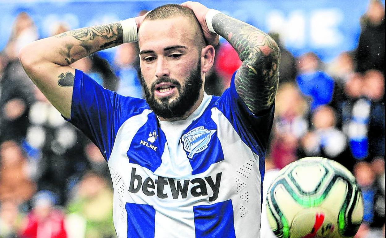 Aleix Vidal se lamenta durante un lance del partido ante el Valladolid.