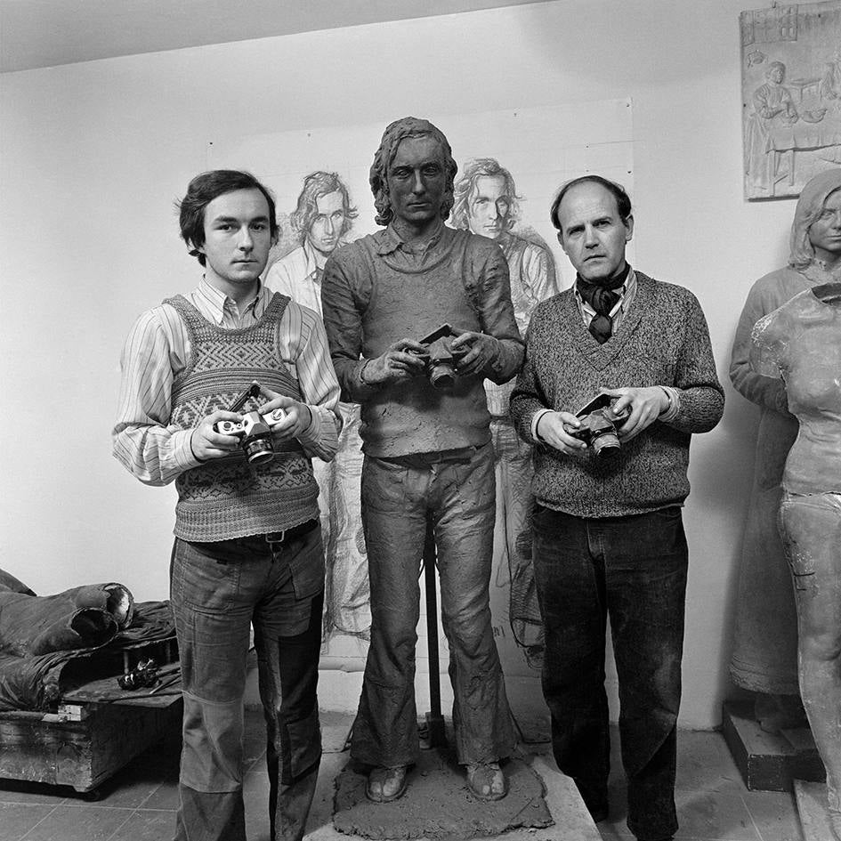 ‘Retratos psicológicos’ (1969-1973). Julio López (a la izquierda) junto a un ayudante en su estudio escultórico. "En muchos de estos retratos aparecen creadores y artistas antes de alcanzar un gran reconocimiento» 