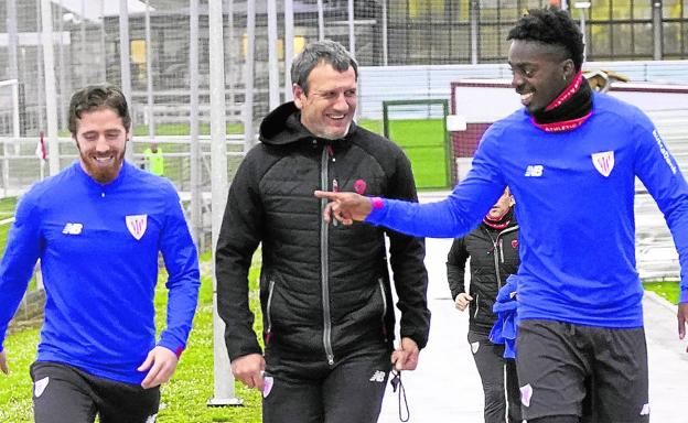 Muniain y Williams bromean con Ferreira antes del entrenamiento de ayer en Lezama.