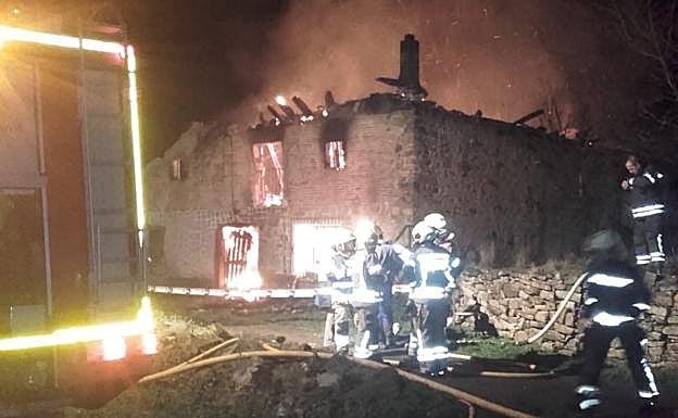 Los bomberos en plena actuación. 