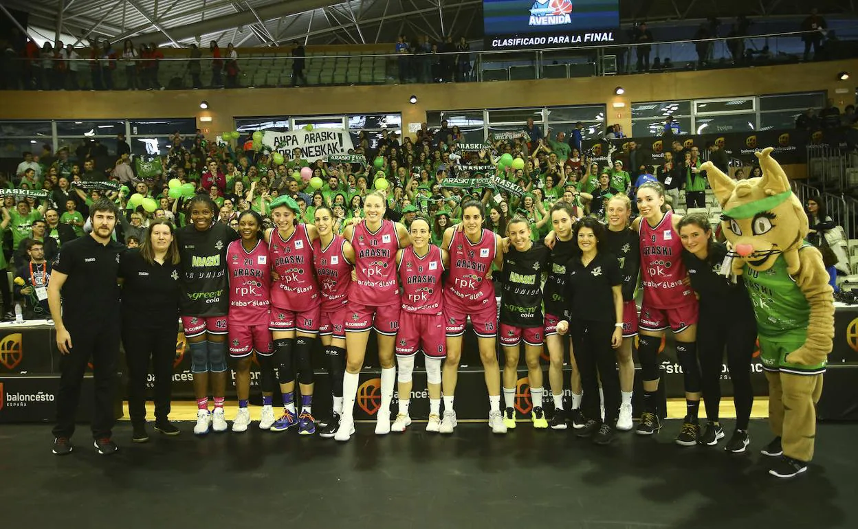 El cuerpo técnico, las jugadoras y la mascota del Araski posan con su afición.