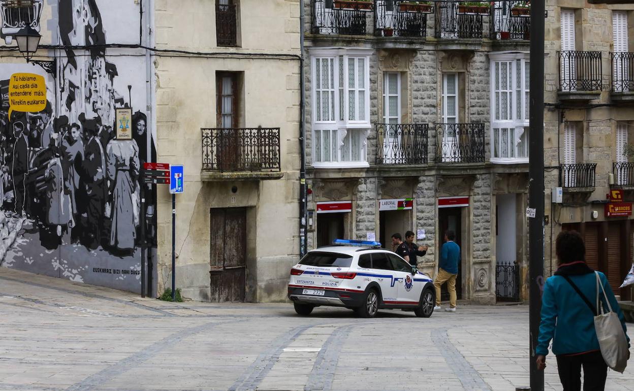 Una patrulla de la Ertzaintza, en las calles de Agurain.