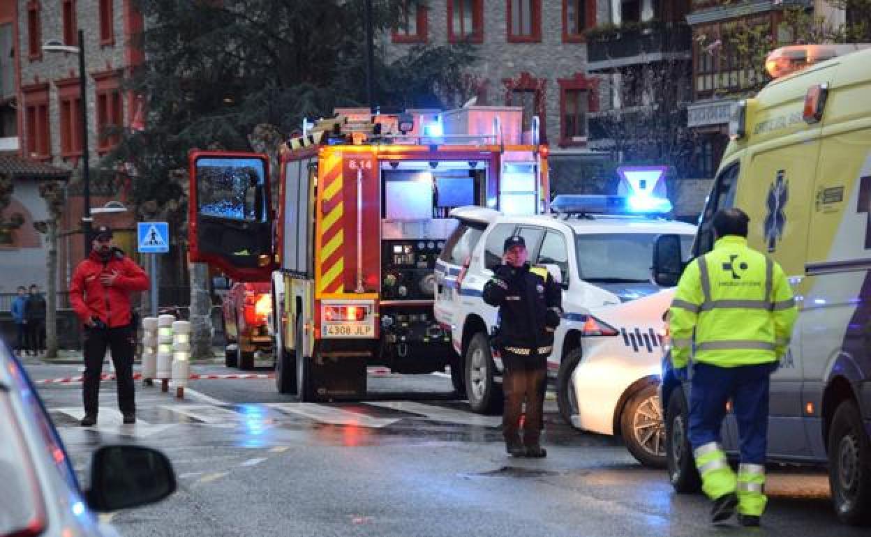 Ertzaintza, Policía local, bomberos y sanitarios en el lugar del suceso.