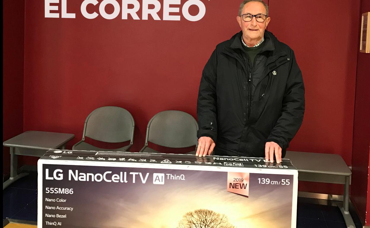 Luis, con su nuevo televisor. 