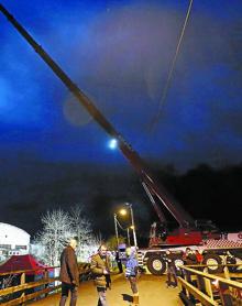 Imagen secundaria 2 - Una veintena de submarinistas de distintos cuerpos de emergencia trabajaron para encontrar el vehículo en el Urumea. | Familiares y conocidos de los accidentados aguardan frente a un caserío los resultados del rescate. | Una grúa logró extraer el coche del río pasadas las 21.00 horas.