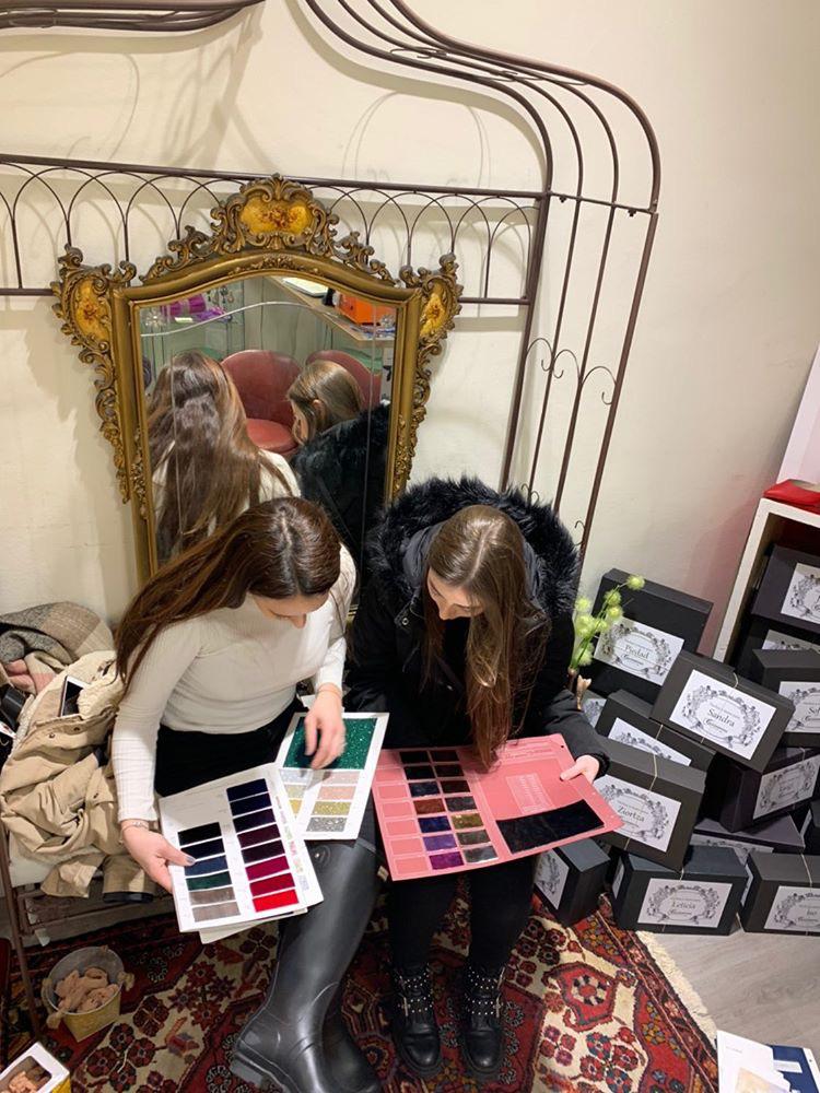 Fotos: Los zapatos de una tienda de Bilbao que acaparan miradas en el metro de París