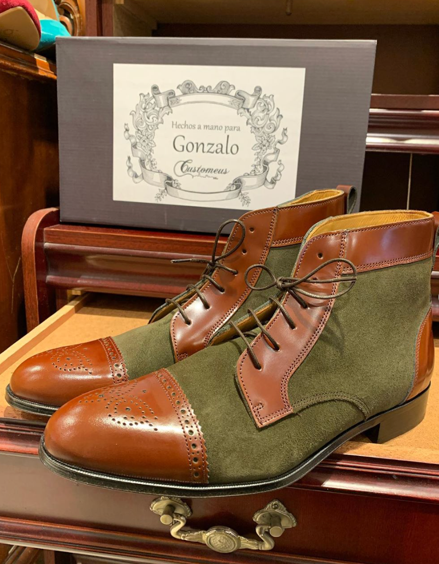 Fotos: Los zapatos de una tienda de Bilbao que acaparan miradas en el metro de París