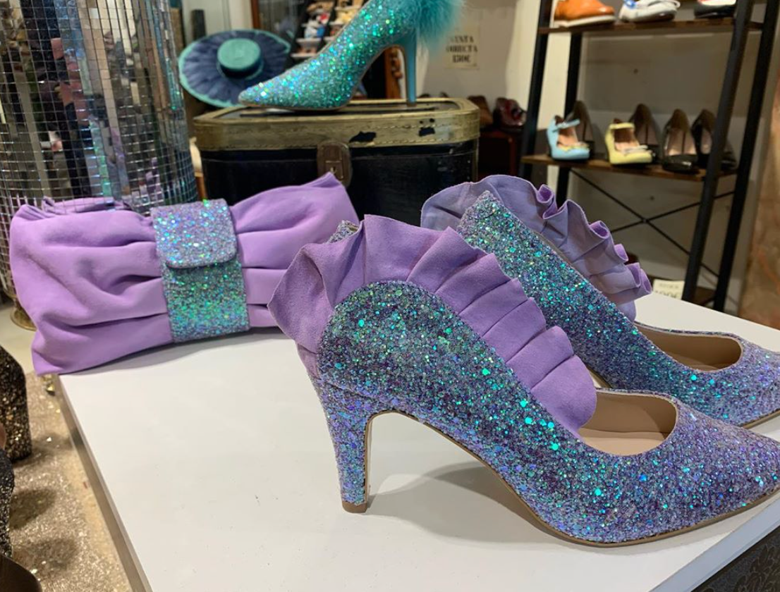 Fotos: Los zapatos de una tienda de Bilbao que acaparan miradas en el metro de París