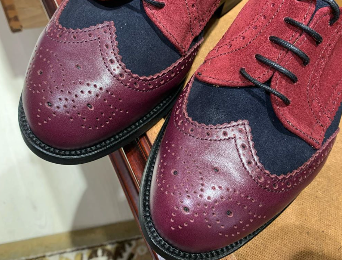 Fotos: Los zapatos de una tienda de Bilbao que acaparan miradas en el metro de París