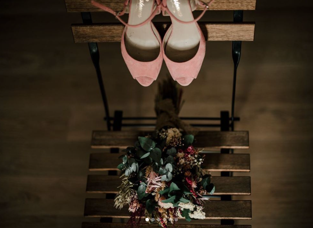 Fotos: Los zapatos de una tienda de Bilbao que acaparan miradas en el metro de París