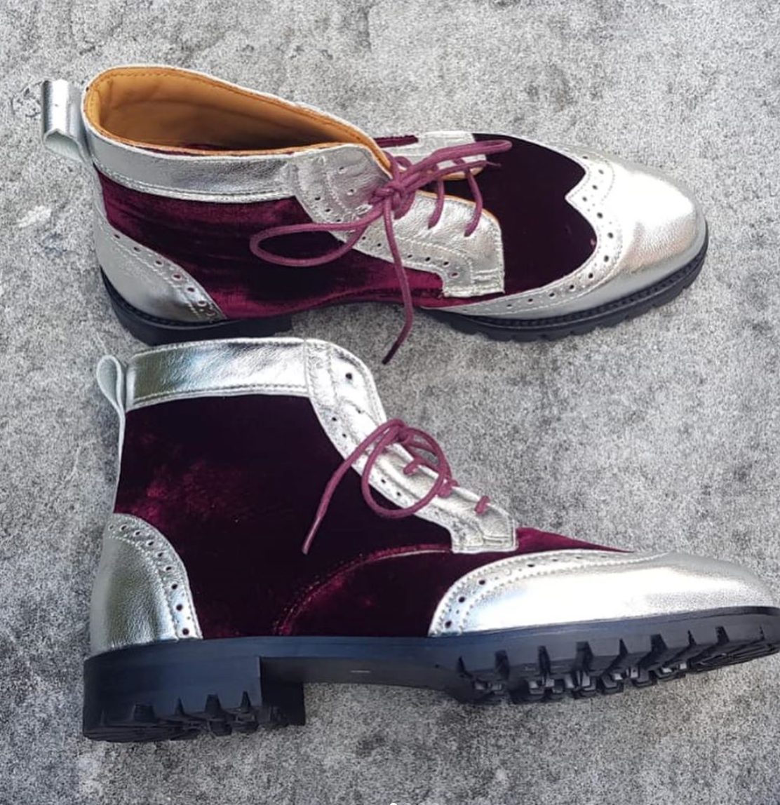 Fotos: Los zapatos de una tienda de Bilbao que acaparan miradas en el metro de París