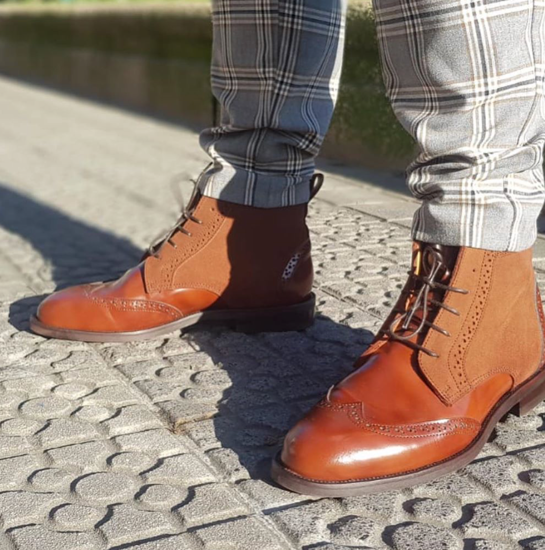 Fotos: Los zapatos de una tienda de Bilbao que acaparan miradas en el metro de París