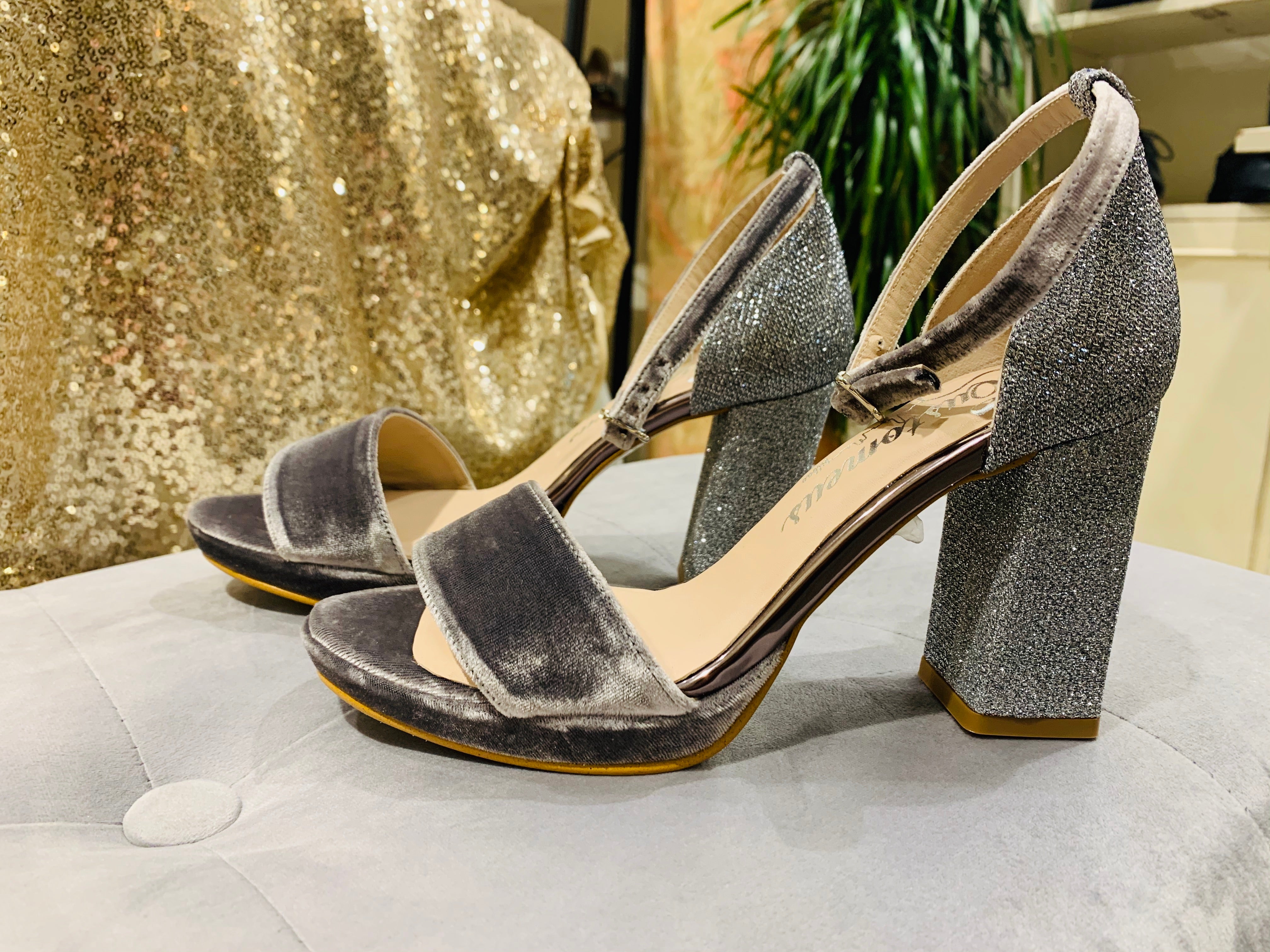 Fotos: Los zapatos de una tienda de Bilbao que acaparan miradas en el metro de París