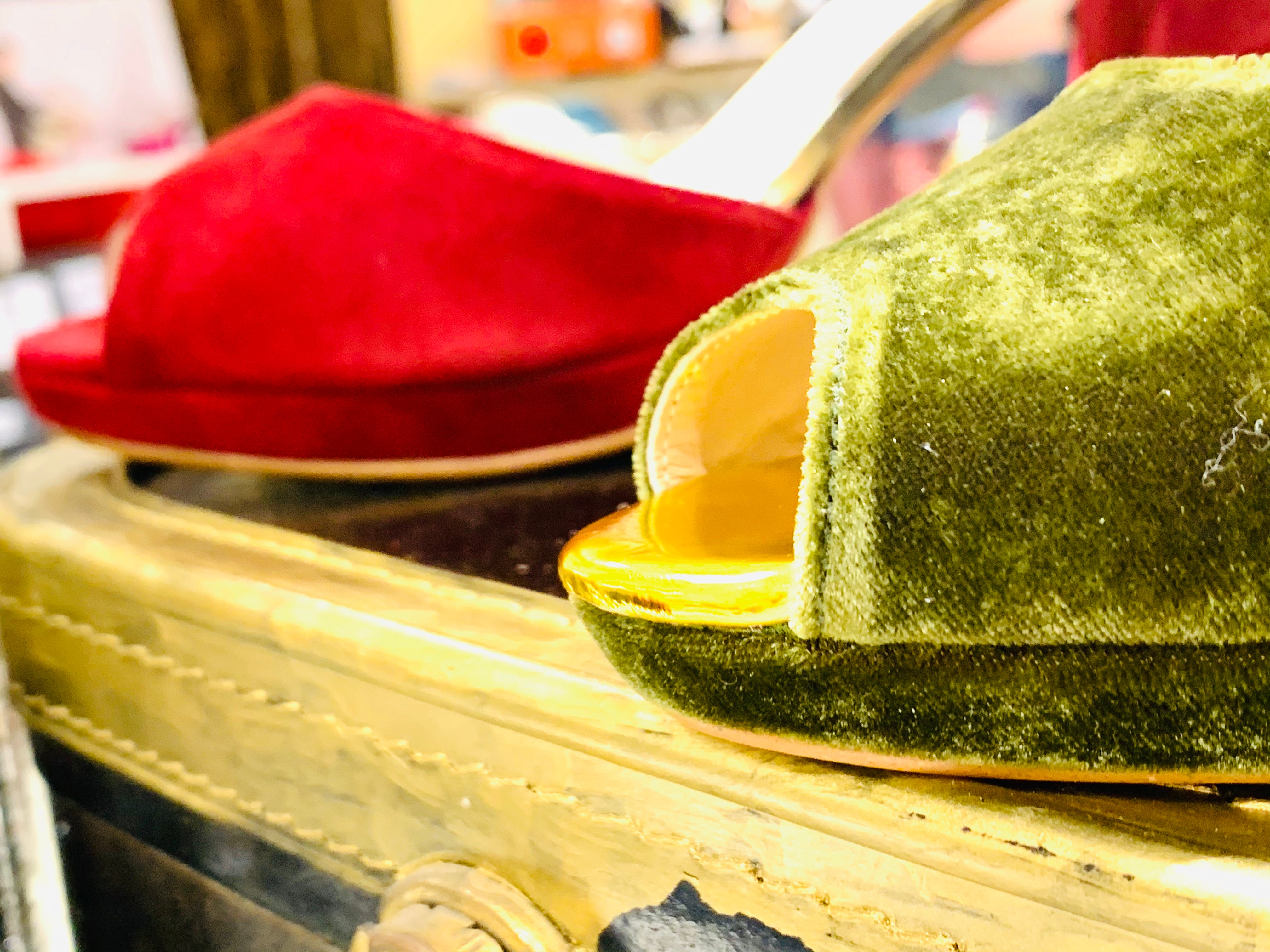 Fotos: Los zapatos de una tienda de Bilbao que acaparan miradas en el metro de París