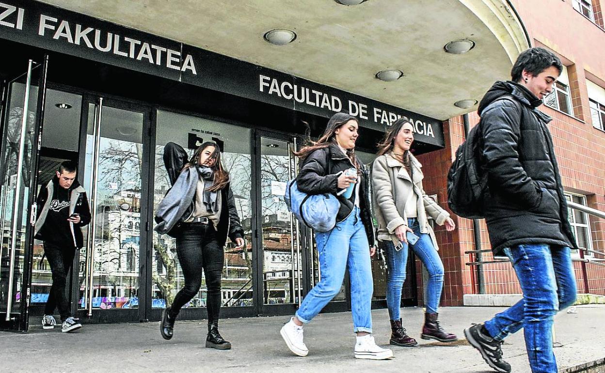 Jóvenes abandonan la facultad de Farmacia, en Vitoria. 