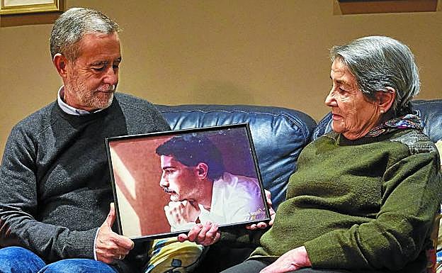 Jorge y su madre, Genoveva, con una fotografía del funcionario de prisiones Ángel Jesús Mota.
