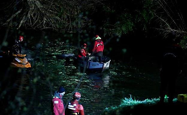 Agentes de la Ertzaintza trabajan en la zona del accidente.