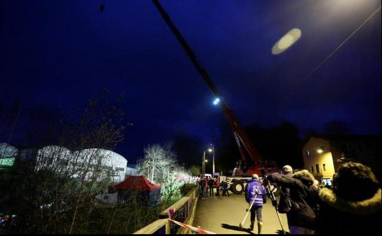 La grúa logró extrater el vehículo del Urumea pasadas las nueve de la noche.