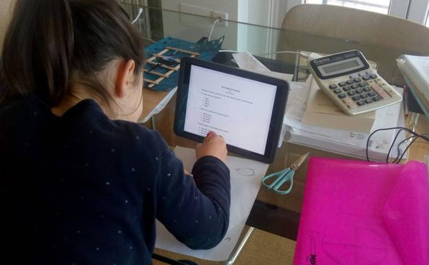 Los escolares alaveses trabajan ya online desde casa