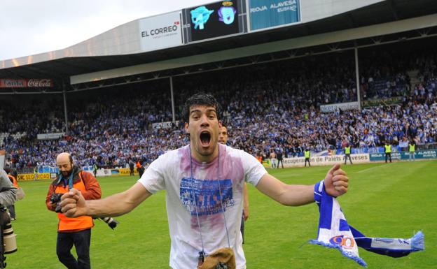 Imagen principal - Manu ha vivido dos ascensos y una final de Copa.