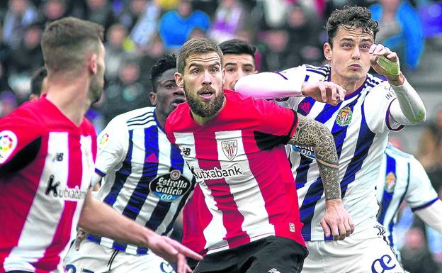 Iñigo Martínez marca al delantero del Valladolid Enes Unal ante la atenta mirada de Yeray. 