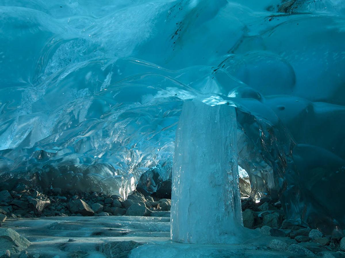 Cuevas de hielo bajo Mendenhall Glacier, Alaska