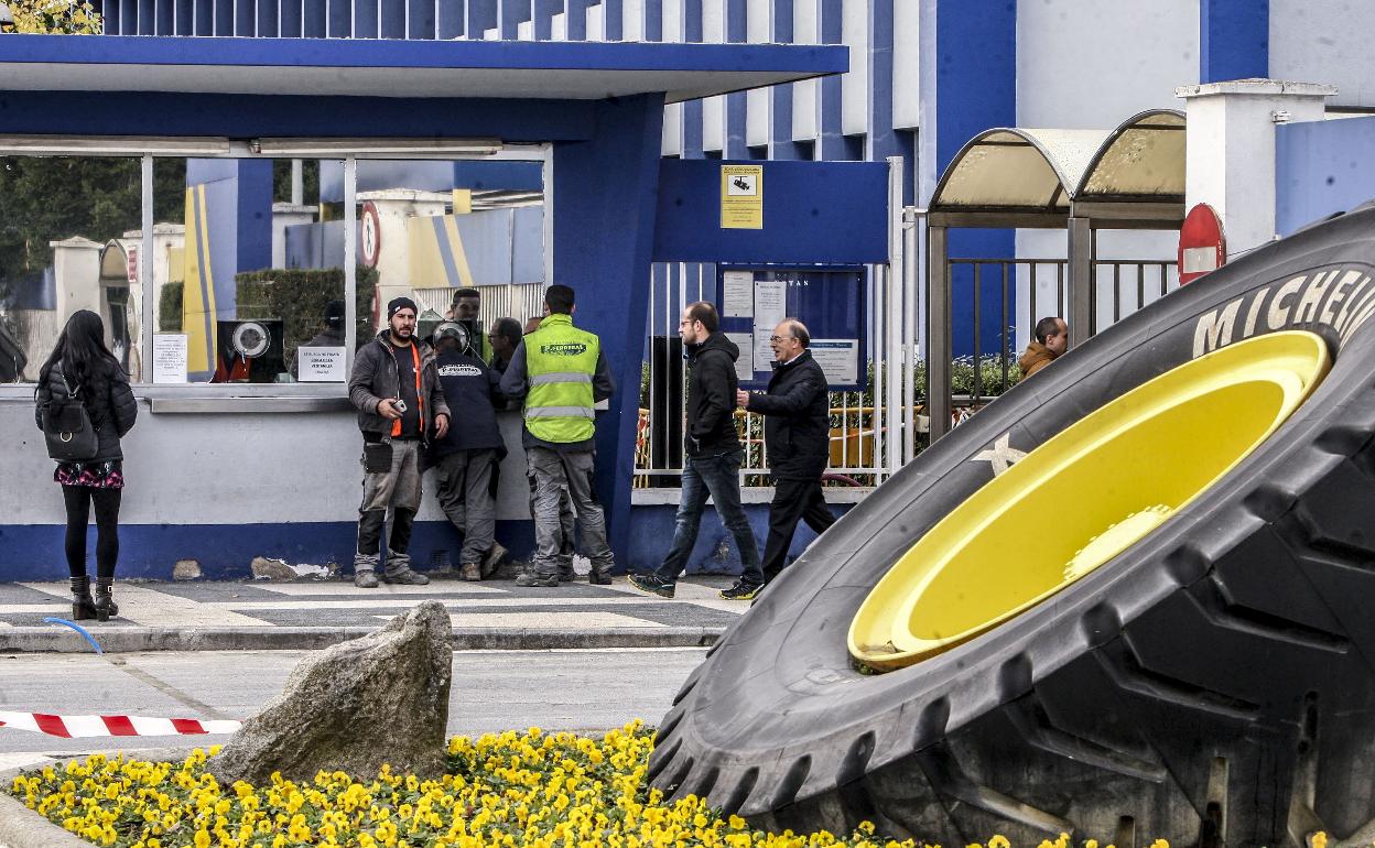 Trabajadores de Michelin a la salida de la planta de Vitoria en el turno de tarde.