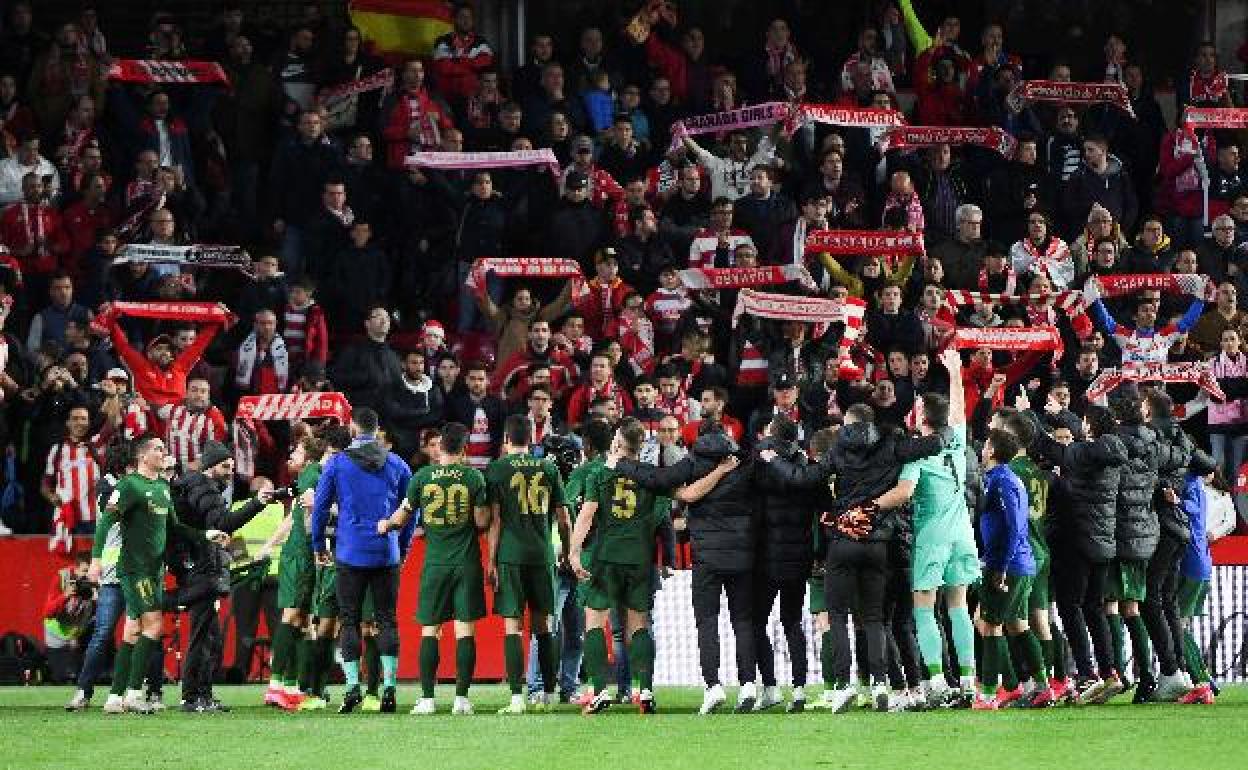 Aficionados y jugadores del Athletic celebran en Granada el pase a la final. 
