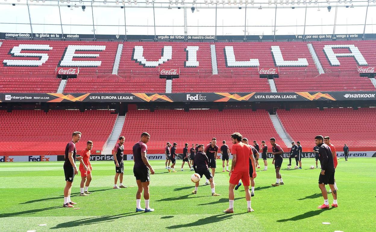 El Sevilla ha entrenado esta mañana a la espera de qué ocurriría con el vuelo de la Roma. 