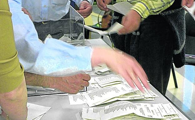 Imagen del recuento en una mesa electoral en unos comicios del País Vasco. 