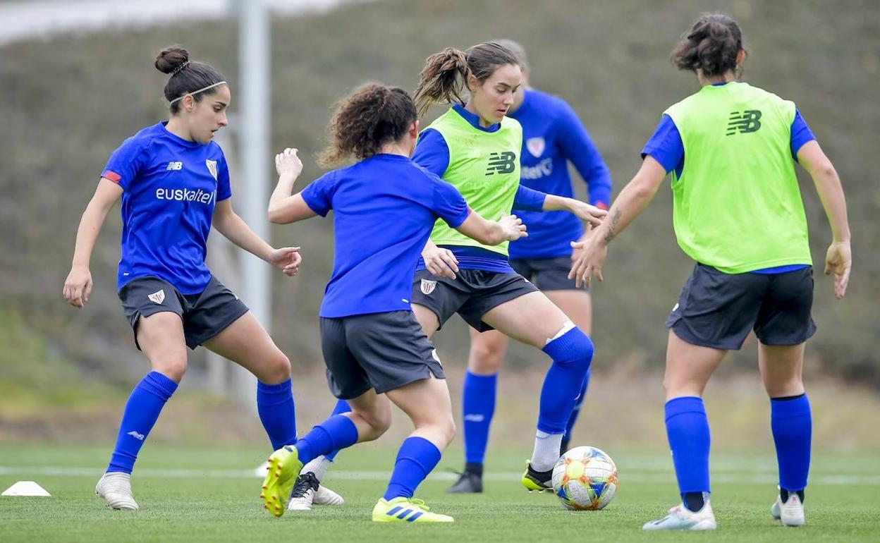 Varias jugadoras entrenando a puerta cerrada en Lezama. 