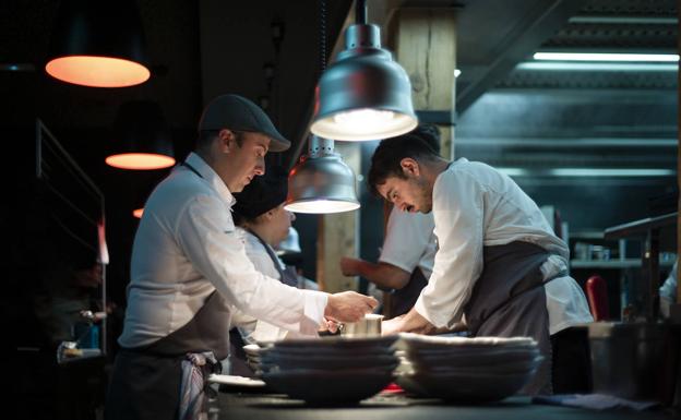 El cocinero de Begoña, David García, con parte de su equipo en los fogones del restaurante. 