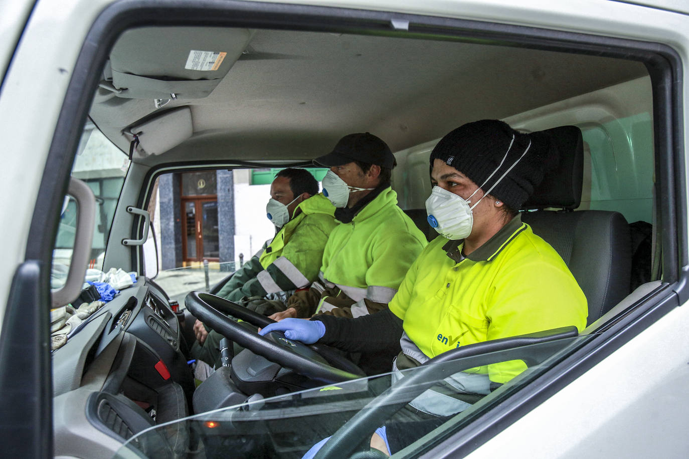 Las mascarillas se generalizan entre los trabajadores en contacto directo con la ciudadanía.