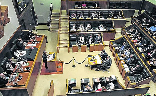 Imagen de uno de los plenos celebrados en el Parlamento vasco. 