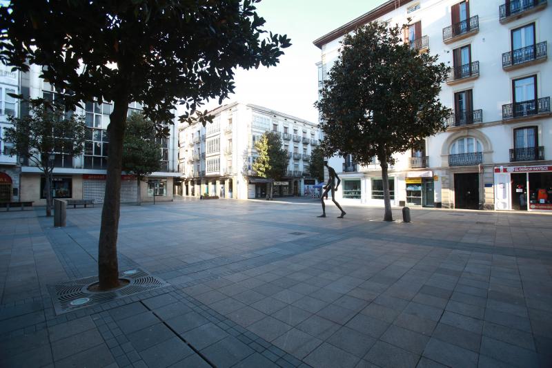 Vitoria amanece vacía el sábado. En la imagen la plaza del Arca, a primera hora