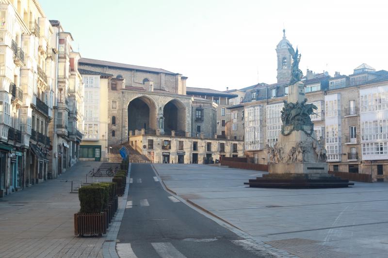 Vitoria amanece vacía el sábado. En la imagen la plaza de la Virgen Blanca, a primera hora