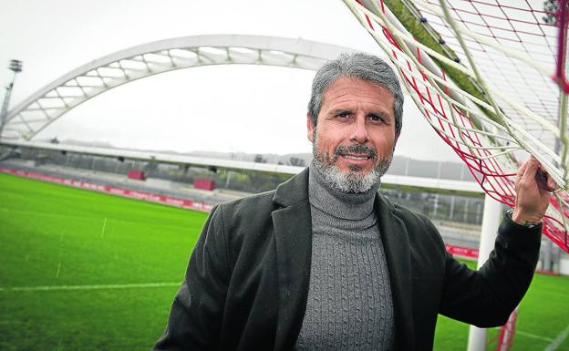 Rafa Alkorta posa el lunes en la portería de uno de los campos de Lezama.