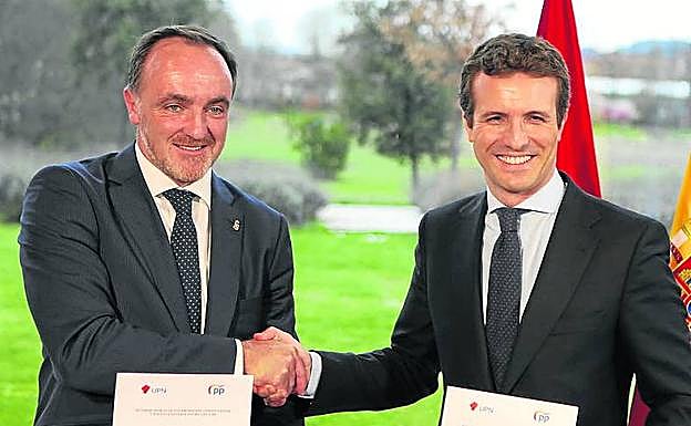 Casado y Esparza durante la firma de su pacto hace un año. 