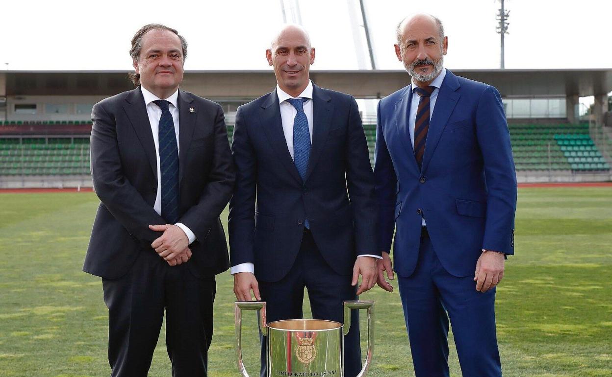 Aperribay, Rubiales y Elizegi el miércoles en Las Rozas (Madrid) con el trofeo de Copa.