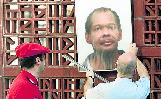 Una placa en recuerdo de Nerin fue colocada en el exterior del Parlamento vasco. EFE