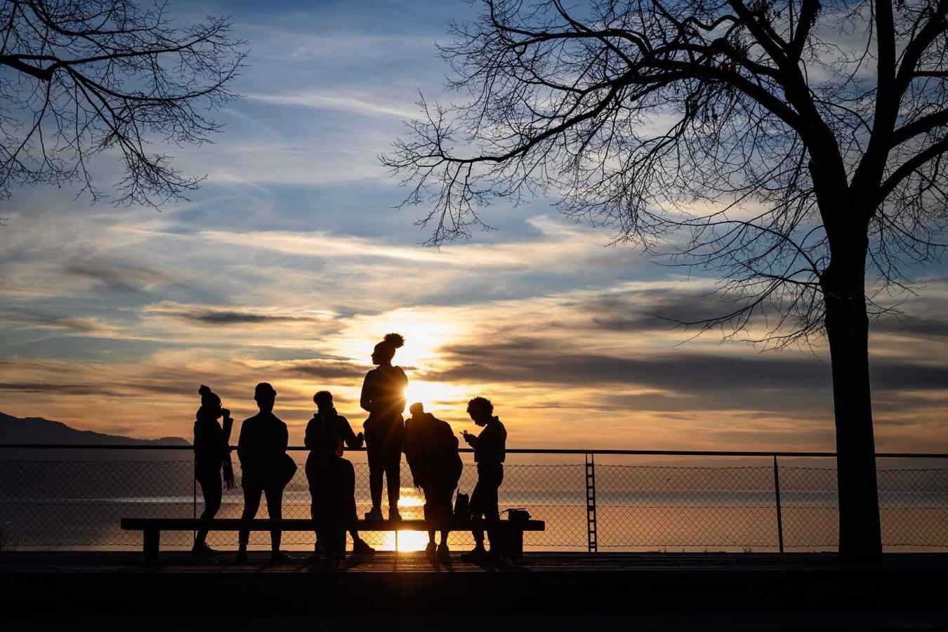 Jóvenes al atardecer en Montreux, Suiza