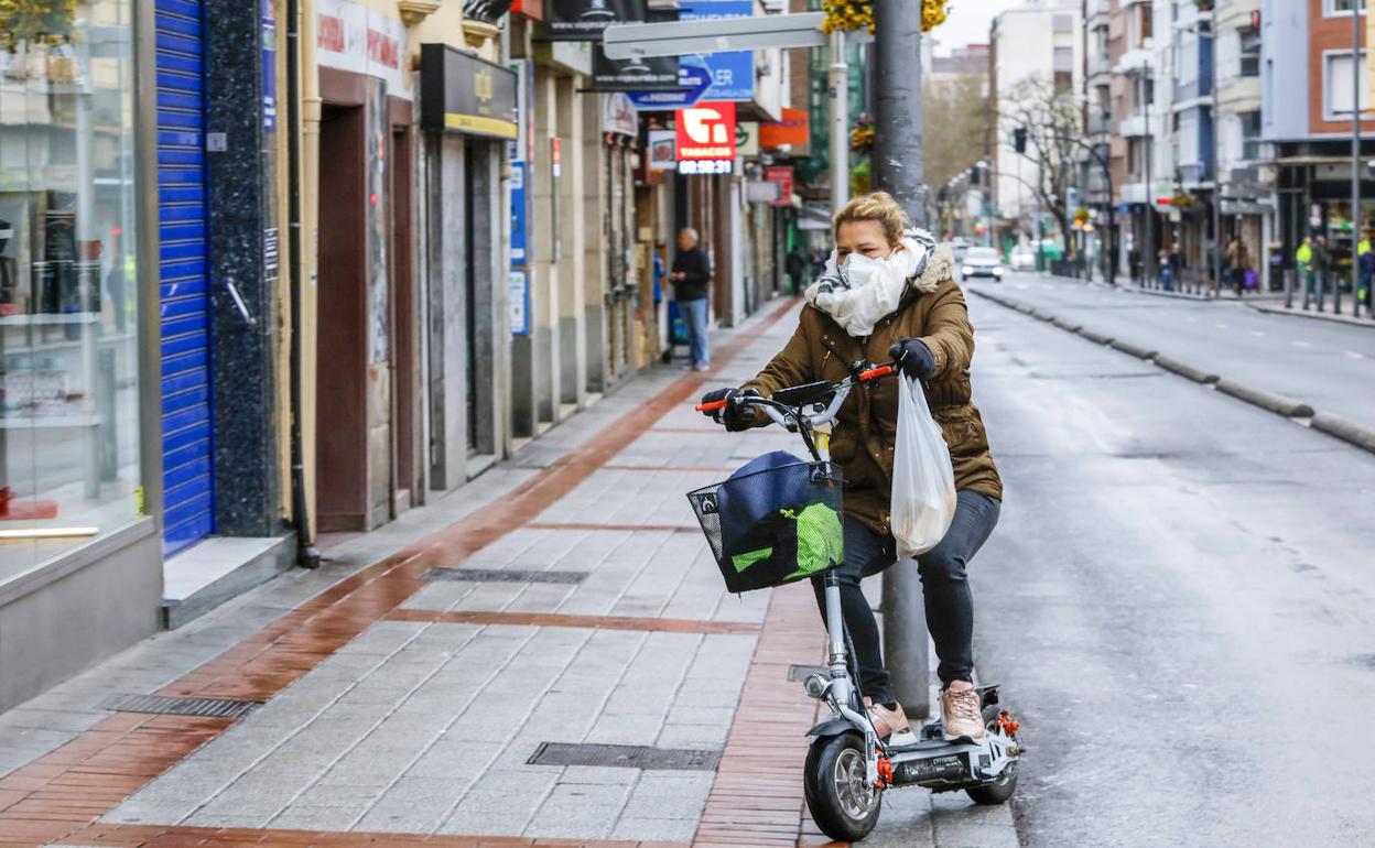 Una mujer circula en su patinete este martes por Vitoria. 