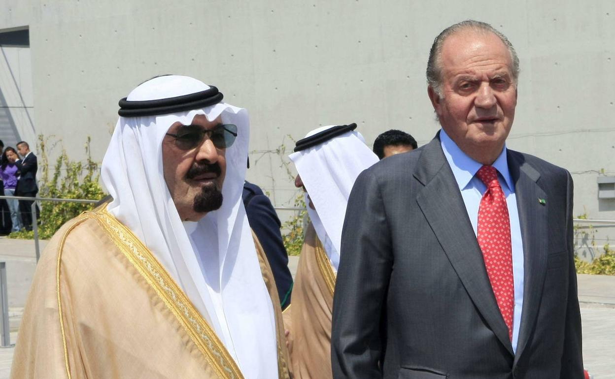 El Rey Juan Carlos acompaña al monarca de Arabia Saudí, Abdalá bin Abdelaziz, tras un acto en 2008.