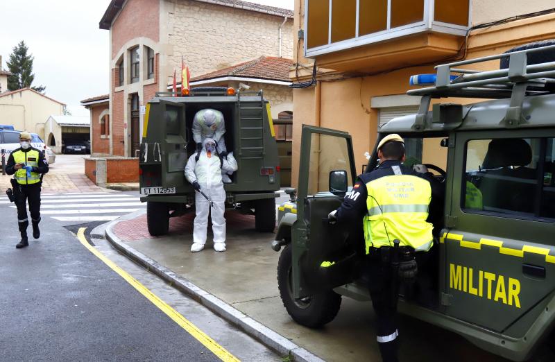 Fotos: La UME desinfecta el centro médico y varias calles de Miranda