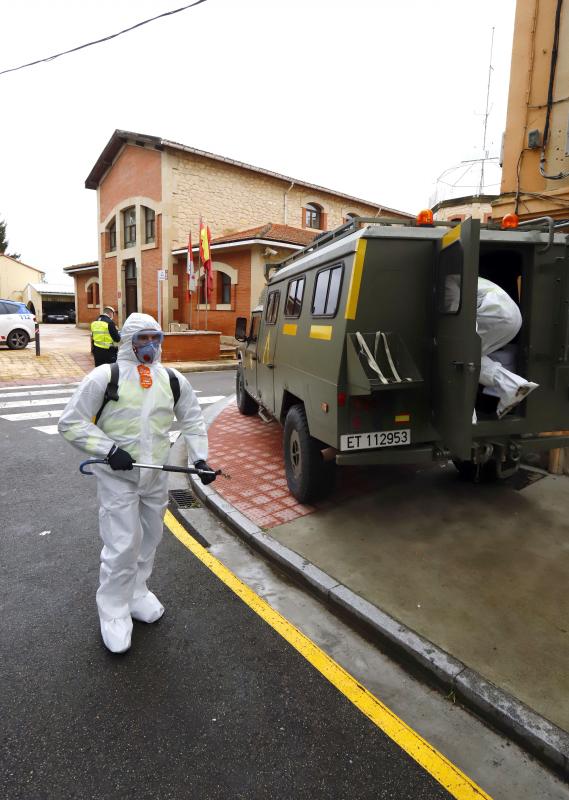Fotos: La UME desinfecta el centro médico y varias calles de Miranda