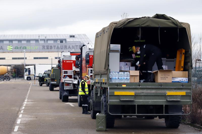 Fotos: La UME desinfecta el centro médico y varias calles de Miranda
