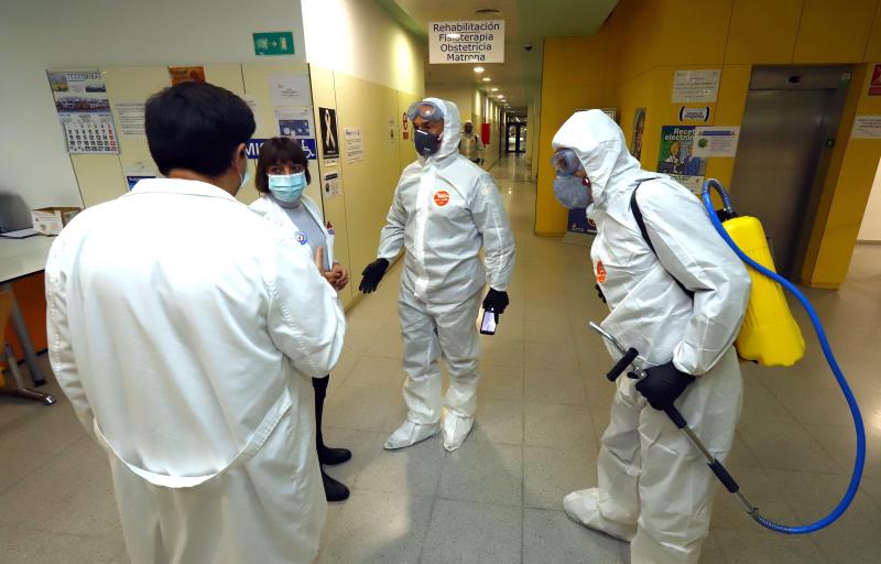 Fotos: La UME desinfecta el centro médico y varias calles de Miranda