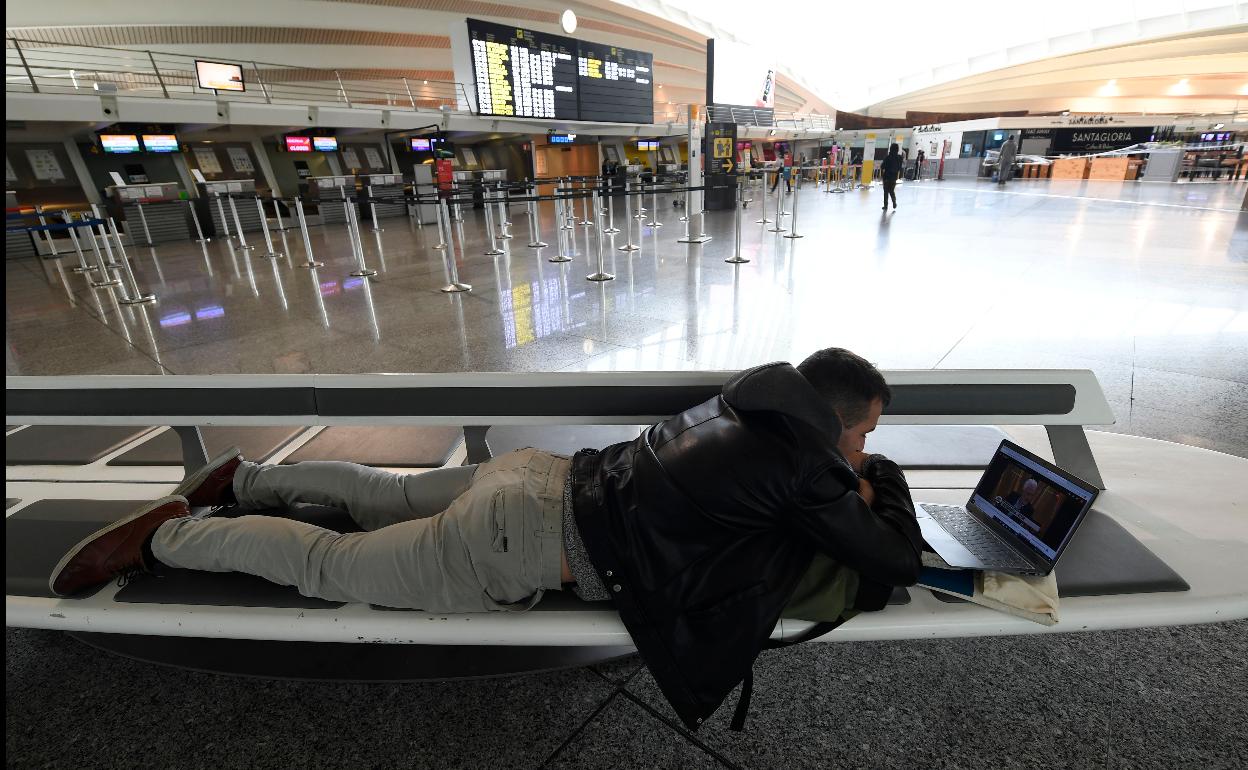 Aspecto que presentaba ayer el aeropuerto bilbaíno. luis ángel gómez