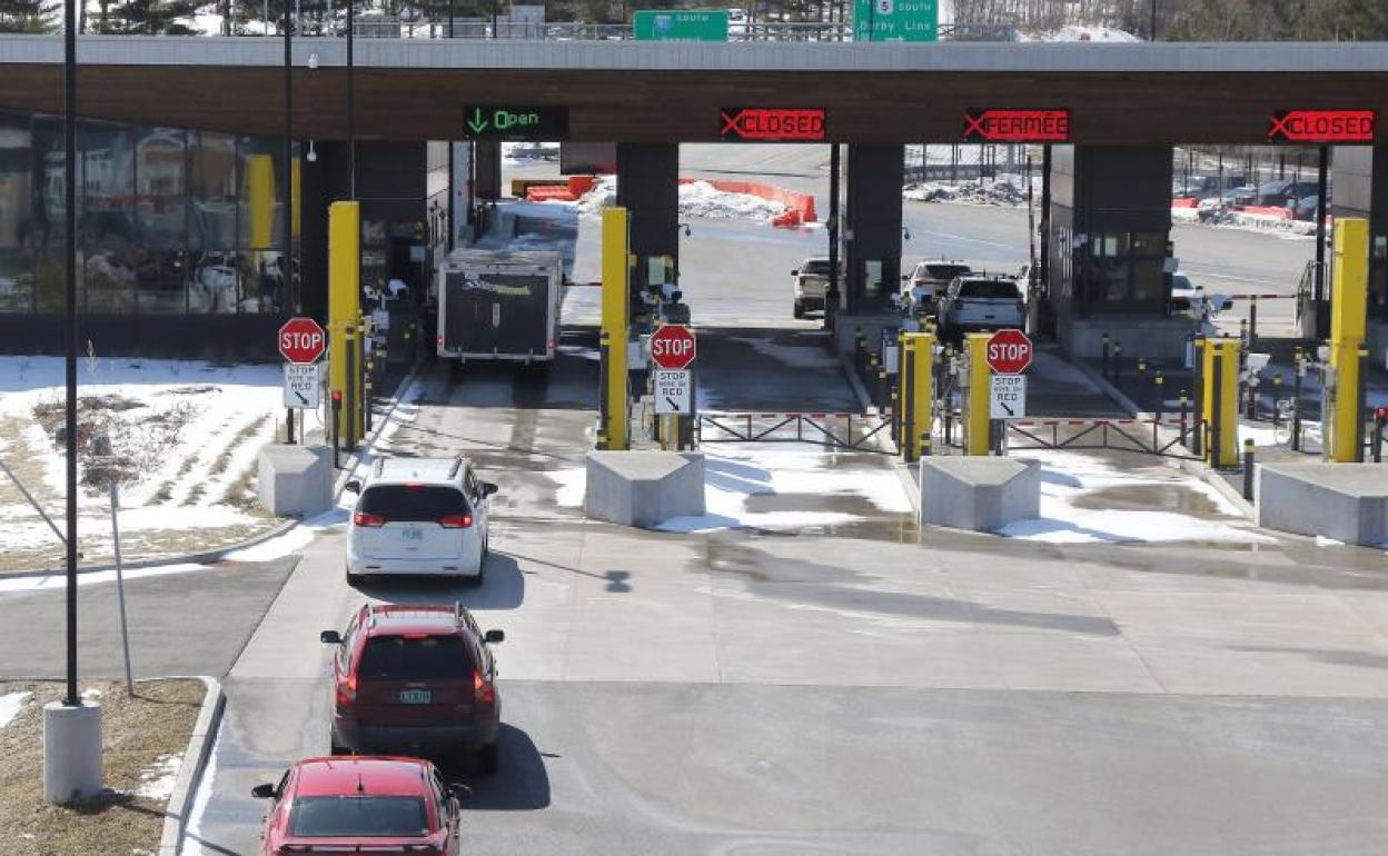 Vehículos en la frontera entre Estados Unidos y Canadá.